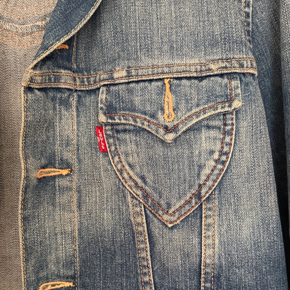 Levi's Women's Classic Blue Jean Jacket - Picture 3 of 9